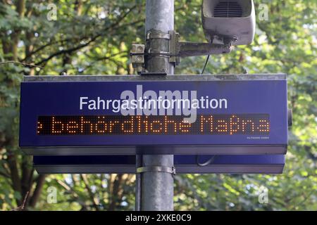 Hinweise für Fahrgäste mit der Bahn Systeme zur Fahrgastinformation zeigen einen Hinweis auf eine behördliche Maßnahme am Gleis. *** Gli avvisi per i passeggeri con sistemi di informazione per i passeggeri ferroviari riportano un avviso di misura ufficiale sulla pista Foto Stock