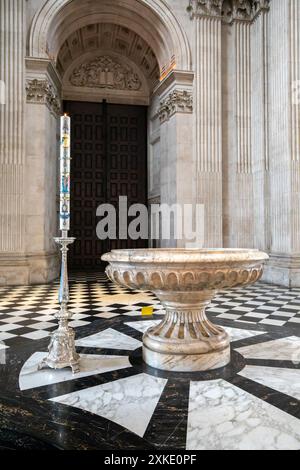 Il font della Cattedrale di St Paul, Londra, Regno Unito Foto Stock