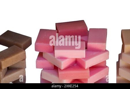 Molti saponi fatti in casa bar isolati su bianco. Sapone colorato fatto a mano, prodotti da bagno spa per la cura della pelle del corpo. Articoli da toeletta igienici Foto Stock