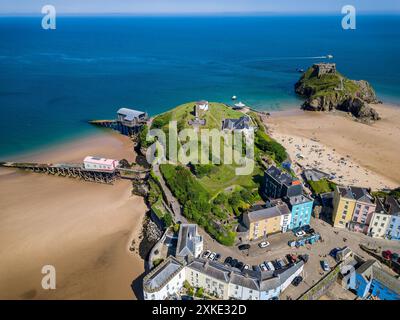 Vista aerea di Castle Hill e grandi spiagge sabbiose con la bassa marea a Tenby, Galles Foto Stock