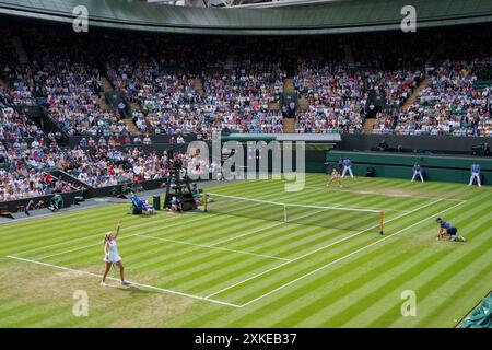 Una visione generale della Corte No.1 come Katie Boulter (GBR) e Harriet Dart (GBR) ai Campionati 2024. Wimbledon Foto Stock