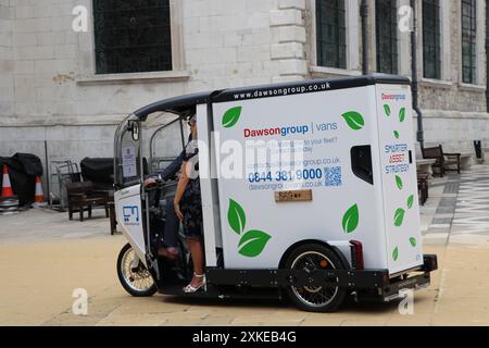 ONO e Cargo Tricycle di Dawsongroup alla cerimonia di marcatura del carrello del 2024 tenutasi a Londra dalla Worshipful Company di Carmen Foto Stock