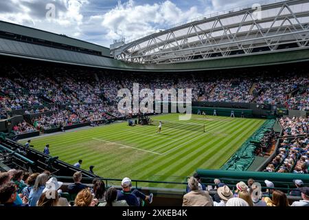 Una visione generale della Corte No.1 come Katie Boulter (GBR) e Harriet Dart (GBR) ai Campionati 2024. Wimbledon Foto Stock