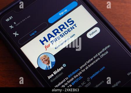 Vancouver, CANADA - 22 luglio 2024: L'account X di Joe Biden è visibile sullo schermo di un iPhone. Il suo resoconto presenta un'immagine di sfondo con 'Kamala Harris for Pres Foto Stock