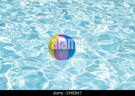 Galleggianti per la piscina. Beach ball in piscina. Sfondo estivo. Colorato Beach ball galleggiante in piscina. Spazio di copia per la pubblicità Foto Stock