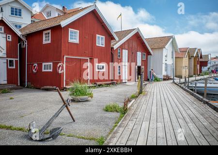 Edifici tradizionali presso il porto orientale di Grundsund, che è uno storico villaggio di pescatori a Bohuslän sulla costa occidentale svedese Foto Stock