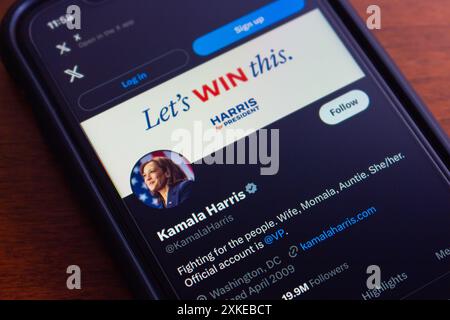 Vancouver, CANADA - 22 luglio 2024: L'account X di Kamala Harris viene visualizzato sullo schermo di un iPhone. Il suo account presenta un'immagine di sfondo con 'WE'WIN this. Har Foto Stock