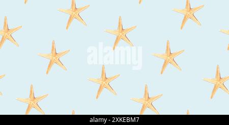 Stelle marine Acquerello sotto il mare disegnato a mano senza cuciture su sfondo azzurro. Per tessuti, tessuti, vestiti per bambini, carta da parati, spiaggia marina Foto Stock