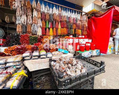 Tbilisi, Georgia - 25 GIUGNO 2024: Tipici churchkelas georgiani venduti al mercato locale di Tbilisi, Georgia. Foto Stock