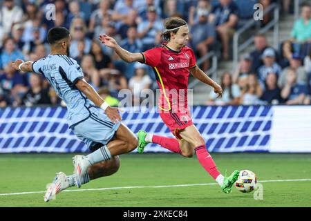 20 luglio 2024: L'attaccante Nokkvi Porisson (29) del St. Louis City SC dribbla la palla di fronte al difensore dello Sporting Kansas City Robert Castellanos (19) al Childrens Mercy Park di Kansas City, Kansas. David Smith/CSM Foto Stock