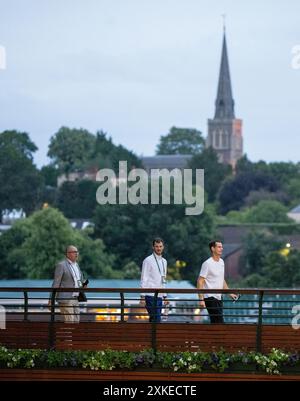 Andy Murray (GBR) prende gli applausi degli spettatori sul ponte dei giocatori dal Millennium Building al Centre Court ai Campionati 2024. Wimbled Foto Stock