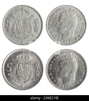 Foto isolata di 5 monete spagnole 1975 pesetas rame-nichel di re Juan Carlos 1 su sfondo bianco. Foto Stock