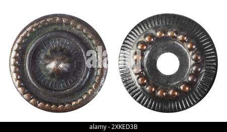 Foto isolata di antichi elementi in metallo circolare decorati in bronzo su sfondo bianco. Foto Stock