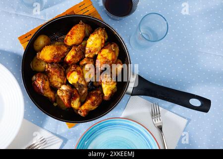 Ali di pollo arrosto croccanti in padella Foto Stock