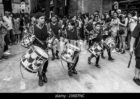 I batteristi della Chiocciola (Lumaca) Contrada si esibiscono in Piazza del campo durante i quattro giorni del Palio, Siena, Toscana, Italia. Foto Stock