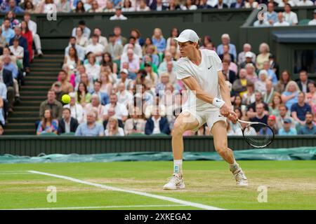 Jannik Sinner (ITA) in azione ai Campionati 2024. Wimbledon Foto Stock