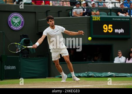 Carlos Alcaraz (ESP) in azione ai Campionati 2024. Wimbledon Foto Stock