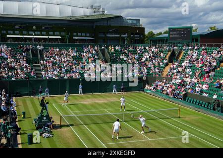 Quadro generale di azione sul Tribunale n. 2 con il Tribunale centrale ai Campionati 2024. Wimbledon Foto Stock