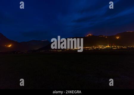 Falò tradizionali di montagna per il solstizio d'estate nella Tiroler Zugspitz Arena intorno al bacino di Ehrwald Lermoos Biberwier Foto Stock