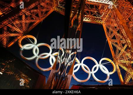 Parigi, Francia. 22 luglio 2024. Gli anelli olimpici si riflettono sulla Torre Eiffel mentre la città è pronta per ospitare i Giochi estivi 2024 a Parigi, Francia, lunedì 22 luglio 2024. I Giochi Olimpici estivi iniziano il 26 luglio, 100 anni dopo l'ultima volta che Parigi ha ospitato i Giochi. Foto di Paul Hanna/UPI credito: UPI/Alamy Live News Foto Stock