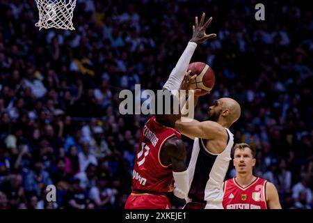 Londra, Regno Unito. 22 luglio 2024. Londra, Inghilterra, 22 luglio 2024: Dennis Schroder (17 Germania) e Derrick White (8 USA) in azione durante la partita USA Basketball Showcase tra USA e Germania all'O2 Arena di Londra, Inghilterra. (Pedro Porru/SPP) credito: SPP Sport Press Photo. /Alamy Live News Foto Stock