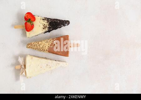 Una gustosa cheesecake si presenta su uno sfondo chiaro con spazio per il testo Foto Stock