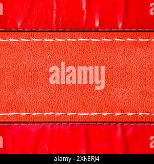 Foto con texture 4K senza cuciture in pelle lucida di colore rosso superficie della cintura con cuciture. Foto Stock