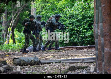 Special Operations Command South (SOCSOUTH), 7th Special Forces Group (Airborne) Soldiers and Colombian Special Operations Forces assaltano un obiettivo durante l'esercitazione Fused Response 24 a Cartagena, Colombia, 9 luglio 2024. Fused Response è un'esercitazione congiunta tra Stati Uniti e Colombia per migliorare la preparazione alla missione e l'interoperabilità per consentire una risposta rapida alle crisi nell'area di responsabilità del comando meridionale. (Foto dell'esercito degli Stati Uniti di staff Sgt. Daniel Lee) Foto Stock