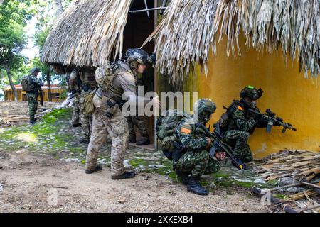 Special Operations Command South (SOCSOUTH), 7th Special Forces Group (Airborne) Soldiers and Colombian Special Operations Forces assaltano un obiettivo durante l'esercitazione Fused Response 24 a Cartagena, Colombia, 9 luglio 2024. Fused Response è un'esercitazione congiunta tra Stati Uniti e Colombia per migliorare la preparazione alla missione e l'interoperabilità per consentire una risposta rapida alle crisi nell'area di responsabilità del comando meridionale. (Foto dell'esercito degli Stati Uniti di staff Sgt. Daniel Lee) Foto Stock