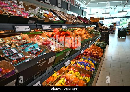 Lidl Fresh Vegetables Aisle – Galles, Regno Unito – 18 luglio 2024 Foto Stock