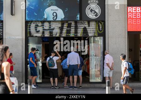 Madrid, Spagna. 22 luglio 2024. Un gruppo di persone aspetta l'apertura del negozio ufficiale del Real Madrid nel centro della capitale spagnola. Quest'estate, i tifosi del Real Madrid provenienti da tutto il mondo si recano nei negozi della squadra di calcio di Madrid ogni giorno per fare acquisti. Credito: SOPA Images Limited/Alamy Live News Foto Stock