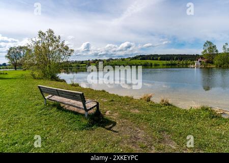 Bellissima escursione lungo il lago Rottachsee con sentiero di burroni fino alle rovine di Burgkranzegg nella regione di Allgau Foto Stock