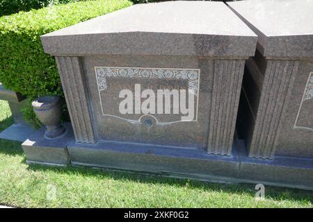 Los Angeles, California, USA 22 luglio 2024 Industriallist/Mogul Marvin Davis grave presso Pierce Brothers Westwood Village Memorial Park il 22 luglio 2024 a Los Angeles, California, USA. Foto di Barry King/Alamy Stock Photo Foto Stock