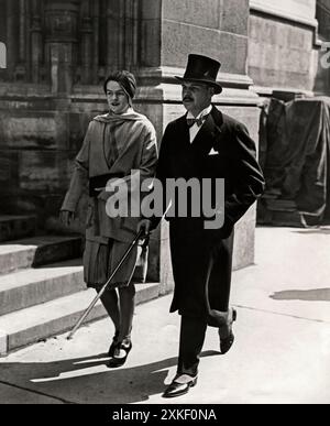 New York, New York c. 1928 il signor e la signora Charles William Bonner si uniscono alla sfilata di moda della società in una perfetta vacanza di Pasqua. Foto Stock