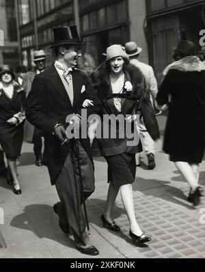 New York, New York 1929 Mrs. Cadwalader Bowie con Mr. Morgan S. Reichner, entrambi di Filadelfia, partecipa alla sfilata di moda della società a Manhattan in una perfetta domenica di Pasqua. Foto Stock