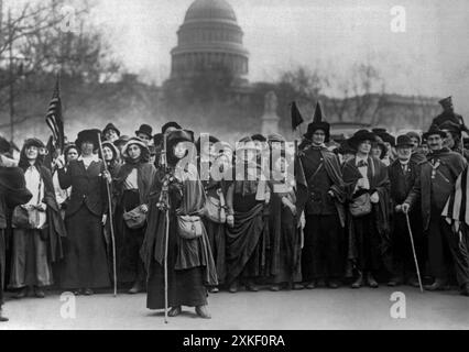 Washington D.C., 27 febbraio 1913 Suffragettes guidate dal generale Rosalie Jones al Campidoglio e in procinto di marciare su Pennsylvania Avenue. Foto Stock