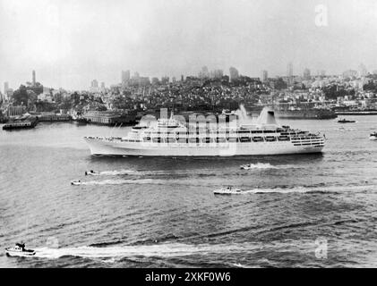 San Francisco, California 20 luglio 1961 Fog soffia lo skyline di San Francisco mentre il super-transatlantico SS Canberra arriva nel suo viaggio inaugurale. La P & o Orient Lines, lunga 820 piedi e da 45 270 tonnellate, è solo la quinta linea passeggeri più grande del mondo, ma la sua capacità passeggeri è più grande di qualsiasi altra nave. Il suo 000 viaggio inaugurale di 40 miglia terminerà a Southampton, in Inghilterra, dopo soste a Long Beach, Hawaii, nuova Zelanda, Australia e nei porti dell'Oceano Indiano. Foto Stock