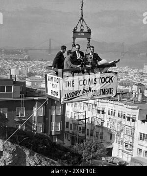 San Francisco, California 1959 pubblicizzando il nuovo edificio Comstock Apartments che verrà costruito su Nob Hill sollevando l'architetto e il fotografo in un cesto sospeso da una gru per registrare fotografie a 360 gradi delle vedute future che saranno viste da ogni piano. Foto Stock