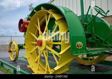 Antico trattore John Deere dipinto in classica livrea verde e gialla. Foto Stock