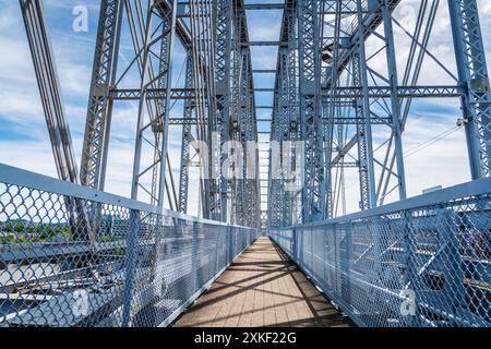 Il Newport Southbank Bridge, noto anche come Purple People Bridge, collega Newport, Kentucky, al centro di Cincinnati, Ohio Foto Stock