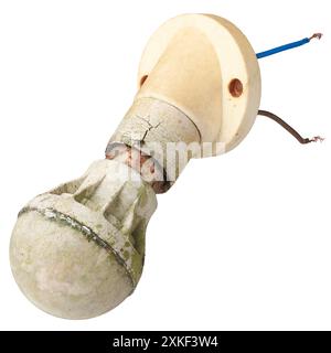 vecchia lampadina sporca e arrugginita con supporto sfondo bianco isolato vista ravvicinata, accumulo di sporcizia, polvere e detriti con base corrosa Foto Stock