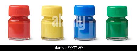 set di bottiglie colorate per poster con superficie bianca isolata, modello di mock-up senza etichetta, vernici brillanti per progetti artistici, rosso, giallo e blu Foto Stock