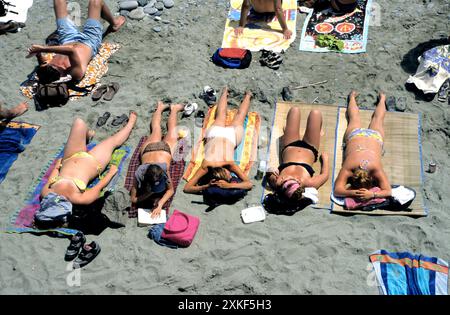 Gente che prende il sole sulla spiaggia, Monterosso al Mare, cinque Terre, Italia Foto Stock