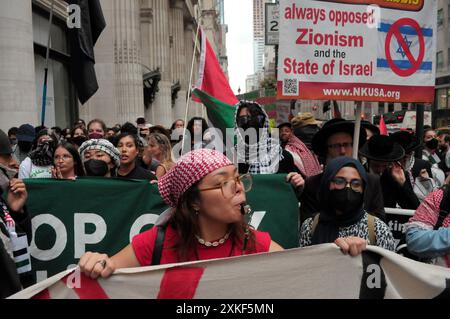 New York, Stati Uniti. 22 luglio 2024. I manifestanti pro-Palestina marciano tenendo striscioni e cartelli che esprimono le loro opinioni. I manifestanti pro-palestinesi si sono riuniti a Manhattan, New York, condannando la City University di New York per i suoi collegamenti con le compagnie legate a Israele. Il raduno è iniziato fuori dal CUNY Graduate Center. Da lì, i manifestanti marciarono verso l'edificio degli uffici della CUNY. Credito: SOPA Images Limited/Alamy Live News Foto Stock