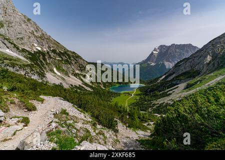 Tour in montagna al Vorderer Drachenkopf nelle montagne Mieminger vicino a Ehrwald nella Tiroler Zugspitz Arena Foto Stock