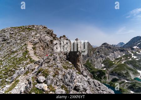 Tour in montagna al Vorderer Drachenkopf nelle montagne Mieminger vicino a Ehrwald nella Tiroler Zugspitz Arena Foto Stock