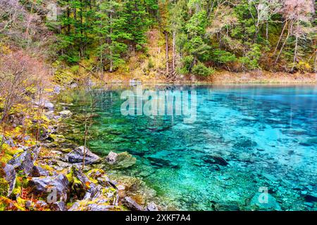 Vista della piscina a cinque colori (il laghetto colorato) Foto Stock
