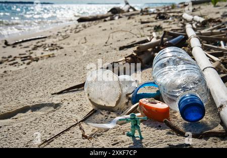 Splendida spiaggia di Sumatra, offuscata dalla realtà dell'inquinamento moderno. Il contrasto di bellezza naturale con le materie plastiche scartate. Ambientale. Foto Stock