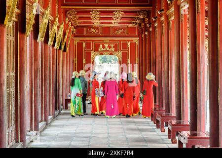 Donne vietnamite in bellissimi indumenti tradizionali Ao dai, Hue Foto Stock