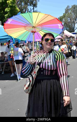 San Diego, California, Stati Uniti. 20 luglio 2024. La San Diego Pride Parade parte dalla Hillcrest Pride Flag presso University Ave. E Normal St e termina a Quince Dr L'annuale San Diego Pride Parade è il più grande evento civico della regione ed è tra i più grandi eventi Pride negli Stati Uniti, attirando oltre 250.000 persone. Carri colorati e partecipanti alla parata celebrano e onorano la comunità LGBTQIA. San Diego Pride è un'organizzazione no-profit con sede a San Diego, California. L'organizzazione gestisce vari programmi durante tutto l'anno, tra cui un ev annuale per festeggiamenti della durata di una settimana Foto Stock